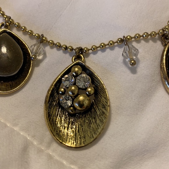 💎 Gold tone Necklace with Pierced Earring Set - Picture 9 of 11